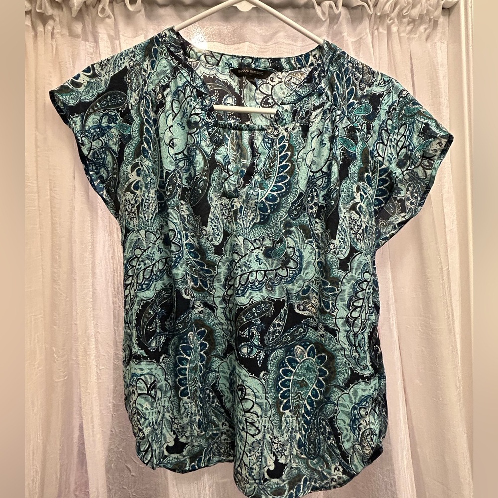 Banana Republic women’s XS v-neck blouse